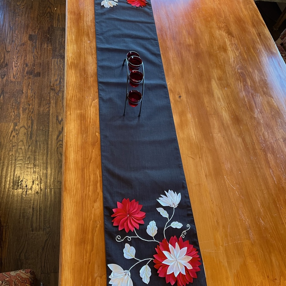 NWOT - Gorgeous raised appliqué table runner - Picture 3 of 5
